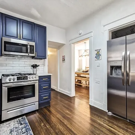 Newly Renovated Plaza Beauty-Three King Bedrooms